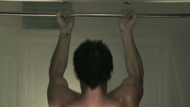Close Up Of Man doing Pull Ups - Πλάνα, βίντεο