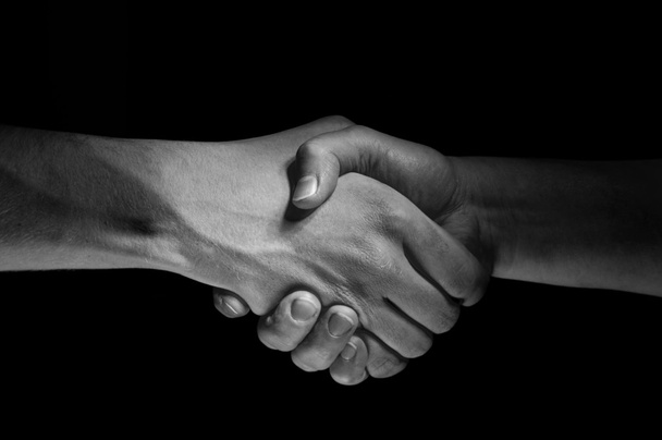 ręce zjednoczyć się z siebie nawzajem jako ofertę umowy - Zdjęcie, obraz
