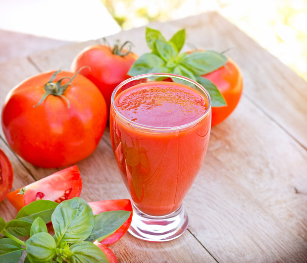 El jugo de tomate - el batido de tomate
 - Foto, imagen
