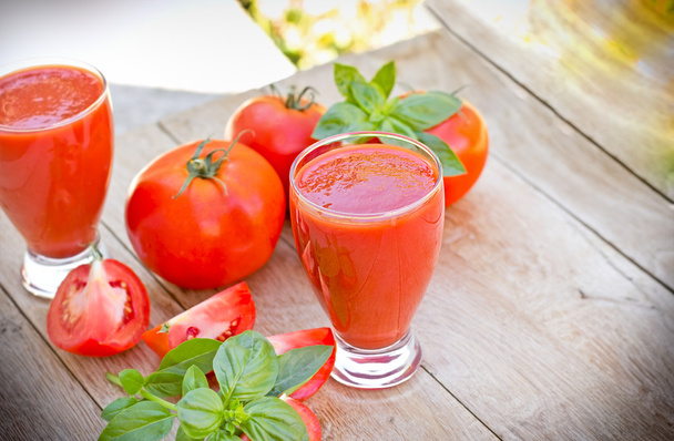 El jugo de tomate - el batido de tomate
 - Foto, imagen
