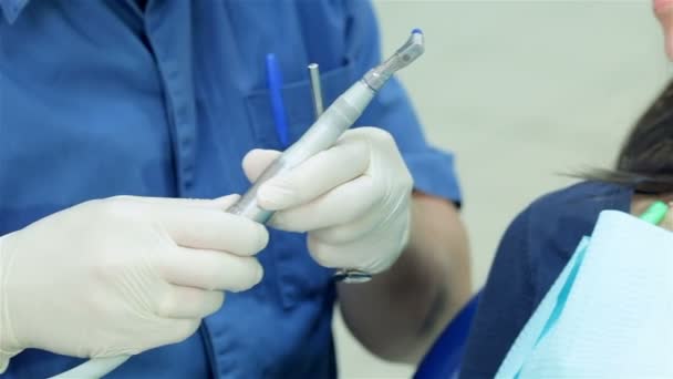 Közelkép a fogorvos, hogy csak a gazdaság a fúró, a fogak - Felvétel, videó