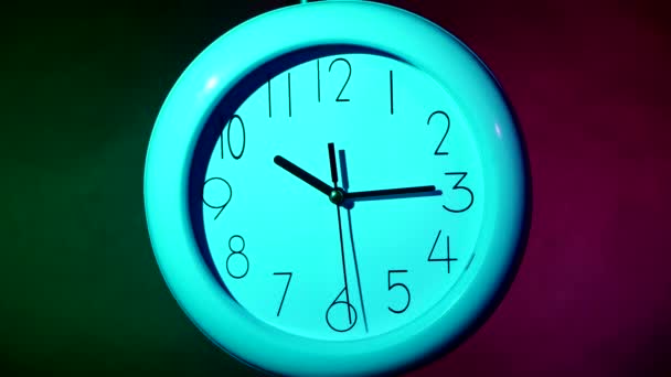 modré hodiny na barevné dřevěné prkně - Záběry, video