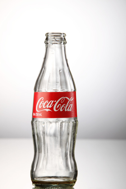 empty coca cola bottle - Foto, imagen