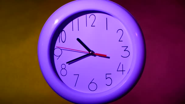 reloj sobre fondo colorido
 - Metraje, vídeo
