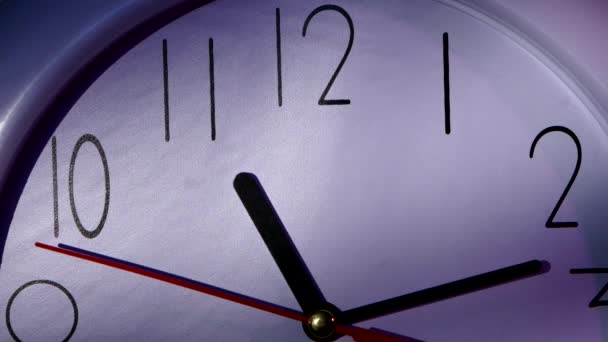Klok toont tien minuten voorbij elf. Close-up - Video
