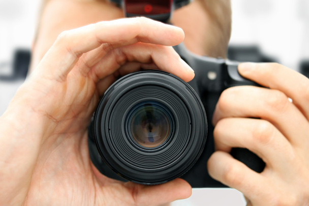 εξωτερική άποψη του ανθρώπου που κρατώντας φωτογραφική μηχανή - Φωτογραφία, εικόνα