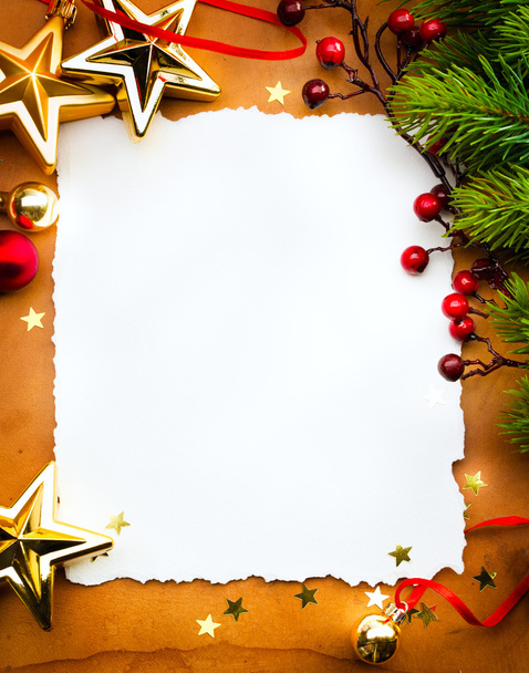 Diseñe una tarjeta de felicitación navideña con papel blanco sobre un respaldo rojo
 - Foto, Imagen