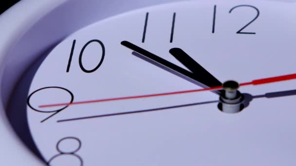 Zeitkonzept Uhr Nahaufnahme auf weißem Hintergrund - Filmmaterial, Video