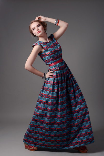 Πορτραίτο στούντιο μόδας όμορφο κορίτσι στο φόρεμα - Φωτογραφία, εικόνα