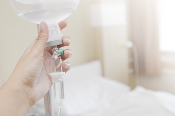 Gros plan solution saline IV goutte-à-goutte pour patient et pompe à perfusion à l'hôpital
 - Photo, image