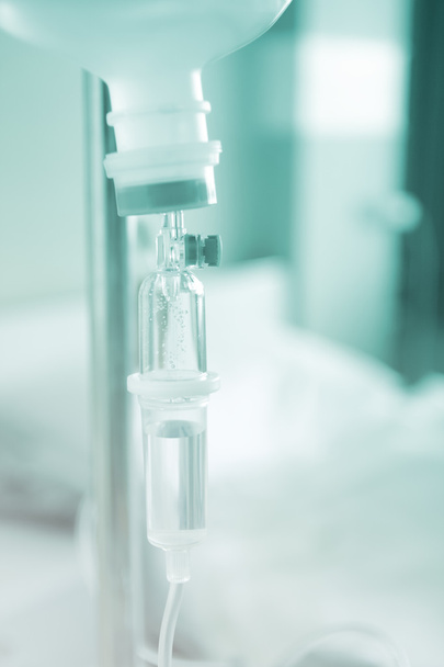 患者と病院の輸液ポンプの生理食塩水の点滴を閉じる - 写真・画像