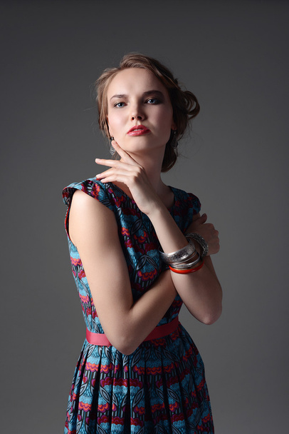 moda studio elbiseli güzel kız portresi - Fotoğraf, Görsel