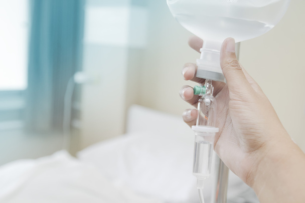 Κοντινό πλάνο αλατούχο στάγδην Iv για ασθενή και αντλία έγχυσης στο νοσοκομείο - Φωτογραφία, εικόνα