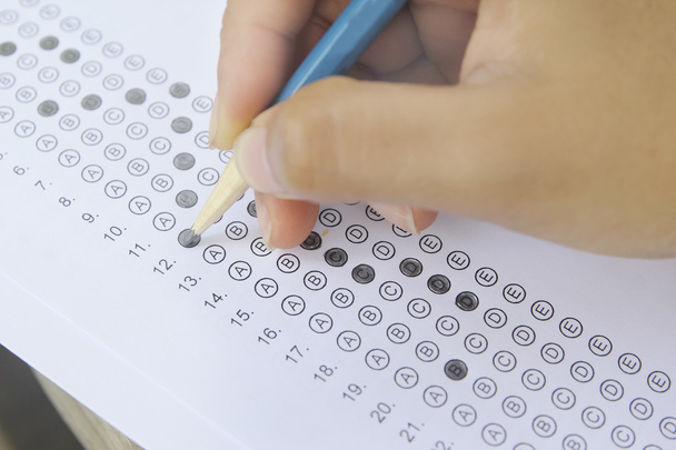 Formulario de prueba estandarizado con respuestas burbujeadas y un lápiz, foc
 - Foto, imagen