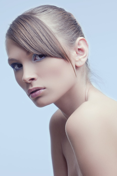 Beautiful women with perfect skin, bright trendy makeup on a blue backgroun - Foto, Bild