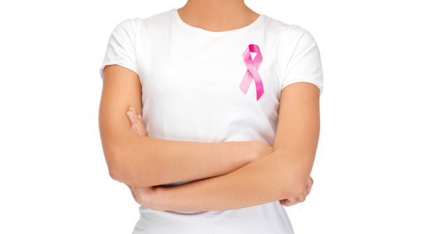 Mulher sorridente com fita de consciência de câncer rosa
 - Foto, Imagem