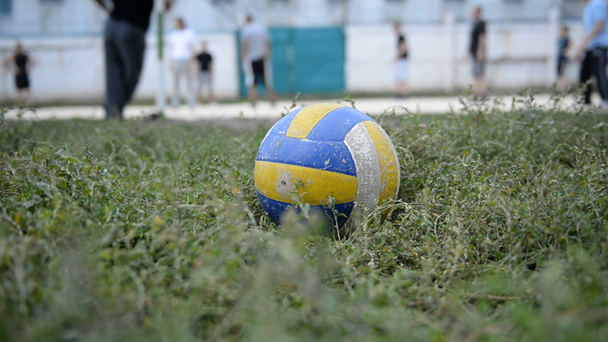 Volleyball auf dem Sportplatz während eines Spiels - Filmmaterial, Video