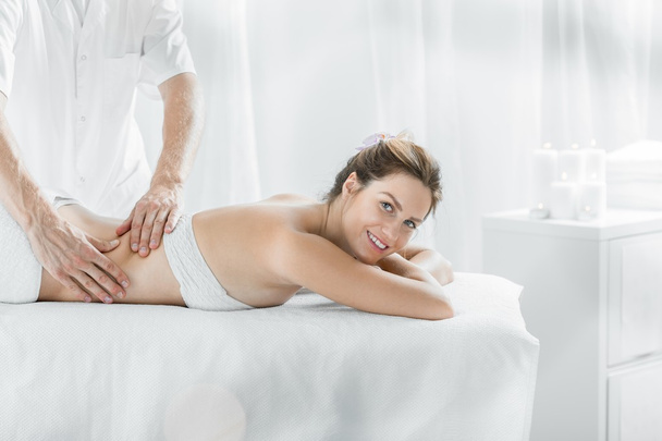 Femme moderne dans salon de massage
 - Photo, image