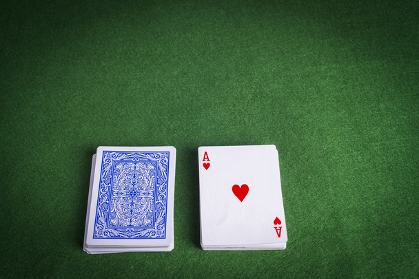 Split pakkaus pelikortteja näytetään Ace of Hearts
 - Valokuva, kuva