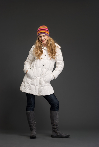 Young beautiful woman in winter clothes - Foto, afbeelding