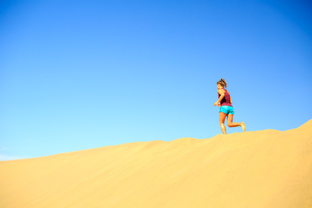 Genç kadın kum çöl dunes üzerinde çalışan - Fotoğraf, Görsel