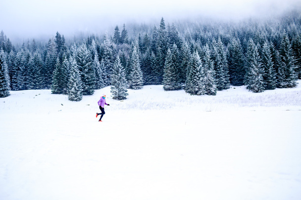 Mujer corriendo en invierno, inspiración fitness y motivación
 - Foto, imagen