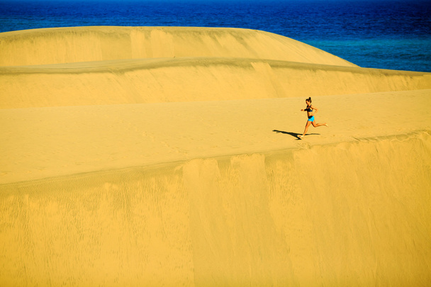 Mujer corriendo feliz en la playa y las dunas
 - Foto, Imagen