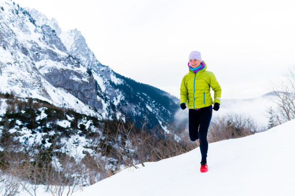 Femme courant en hiver, inspiration fitness et motivation
 - Photo, image