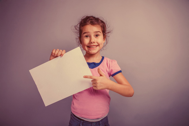 Tyttö lapsi 6 vuotta Euroopan ulkonäkö omistaa puhdas arkki, s
 - Valokuva, kuva