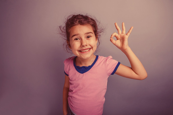 дівчина дитини 6 років європейський вигляд показ пальцями вгору ОК o - Фото, зображення