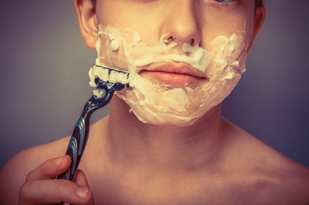 Хлопчик людина десятиліття європейської вигляд голить для гоління - Фото, зображення