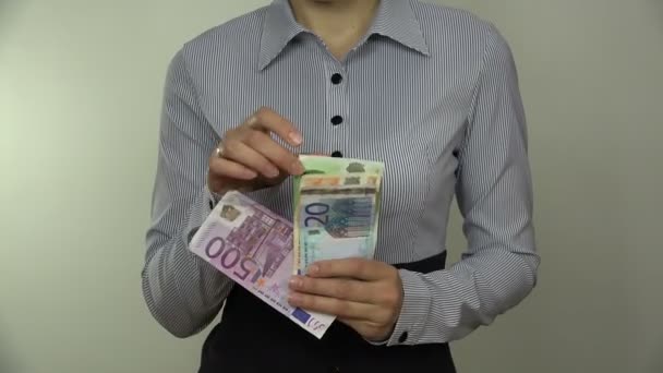 Mão segurar ventilador de dinheiro do euro com notas diferentes. 4K
 - Filmagem, Vídeo