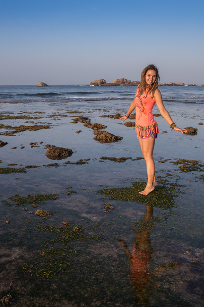 piękna kobieta w bikini opalanie nad morzem - Zdjęcie, obraz