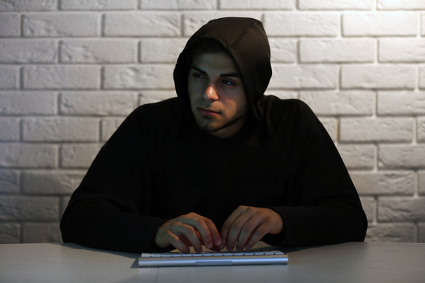 haker z laptopem  - Zdjęcie, obraz