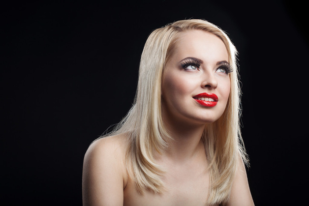 Mode stilvolle Schönheit Porträt des lächelnden schönen blonden Mädchen - Foto, Bild