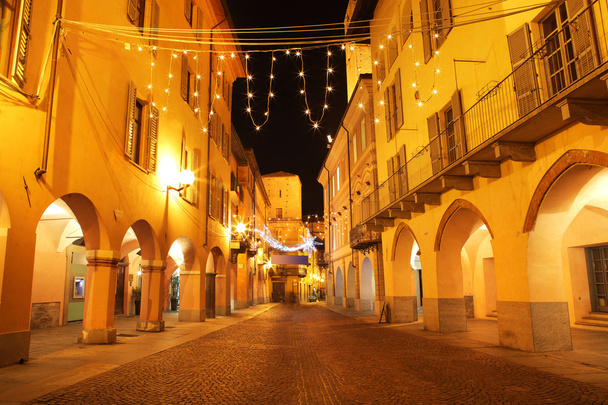 Centre ville le soir. Alba, Italie
. - Photo, image