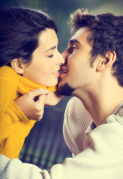 Jeune couple amoureux heureux attrayant embrasser en plein air
 - Photo, image