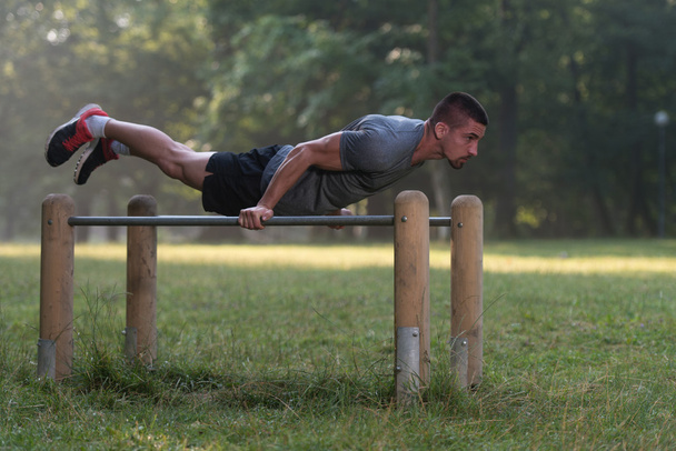 Young Man Workout In The Park - Foto, afbeelding