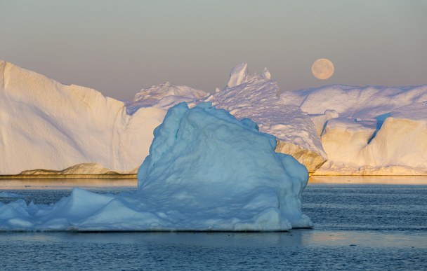 Φύση και τοπία της Γροιλανδίας. Ταξιδέψουν στο επιστημονικό σκάφος μεταξύ ices. Μελέτη ενός φαινομένου των υπερθέρμανση του πλανήτη. ICES και παγόβουνα ασυνήθιστες μορφές και χρώματα. - Φωτογραφία, εικόνα