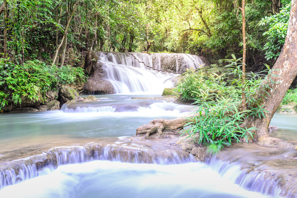 Huay mae kamin cachoeira em Kanchanaburi, Tailândia
. - Foto, Imagem