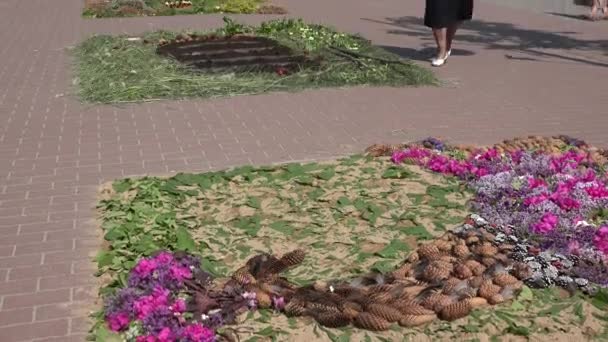 Die Menschen betrachten handgefertigte handgefertigte Teppiche aus Naturprodukten. 4k - Filmmaterial, Video
