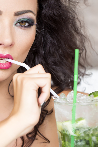 Cool woman drinking mojito - Fotografie, Obrázek
