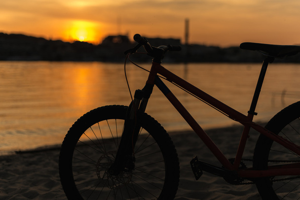 sagoma di bicicletta su un tramonto. Paesaggio estivo
. - Foto, immagini