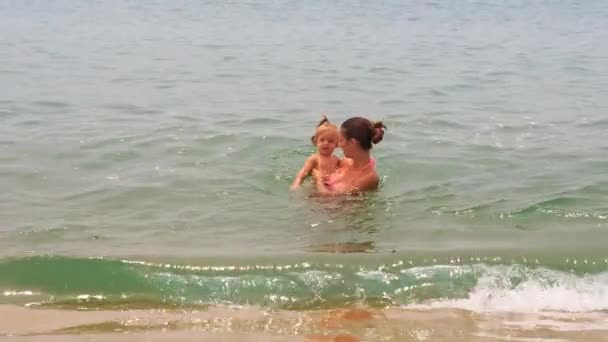 mother swims play with little daughter - 映像、動画