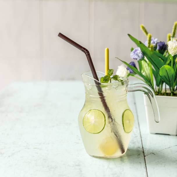 buz ve nane ile kavanoz limonata - Fotoğraf, Görsel