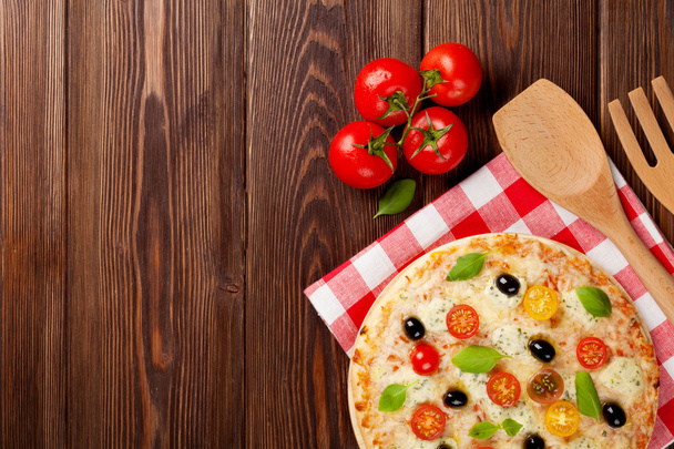 Italialainen pizza juustolla, tomaatit
 - Valokuva, kuva