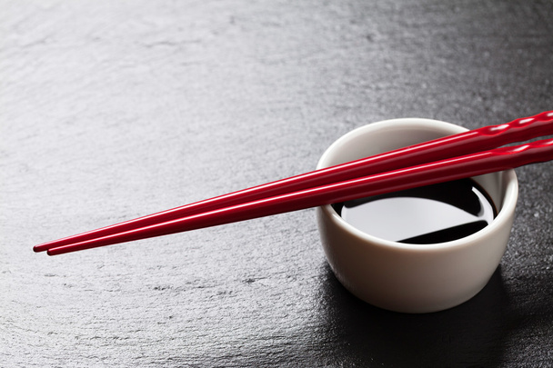 Soya sosu üzerine Japon suşi yemek çubukları - Fotoğraf, Görsel