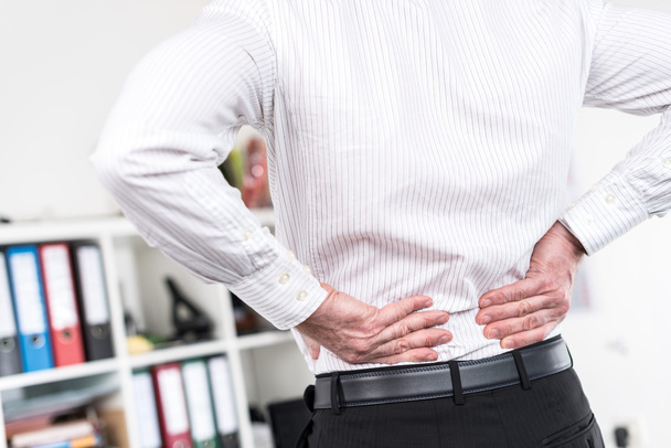 Бізнесмен, які страждають від болю в спині - Фото, зображення