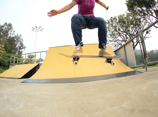female Skateboarding at skatepark - Φωτογραφία, εικόνα