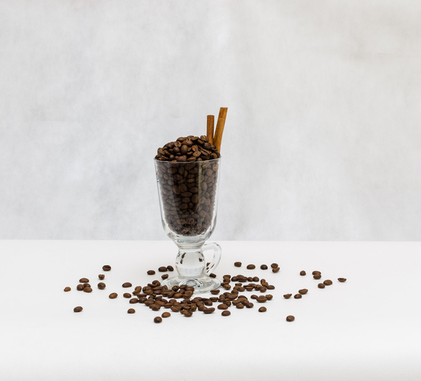 koffie bonen in glas schot geïsoleerd op witte achtergrond - Foto, afbeelding